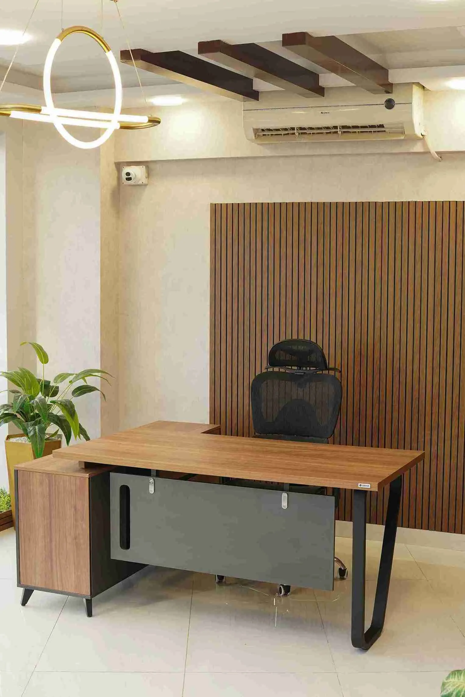 SLYN Manager Desk