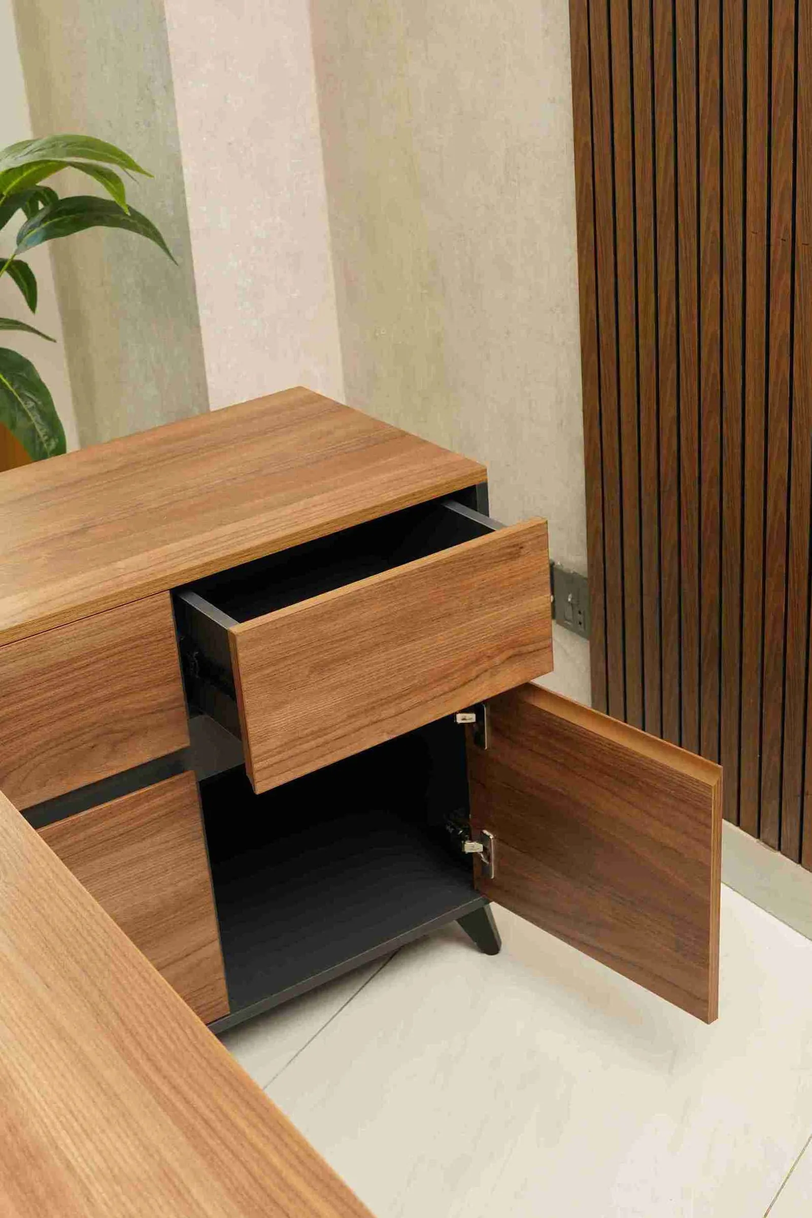 SLYN Manager Desk
