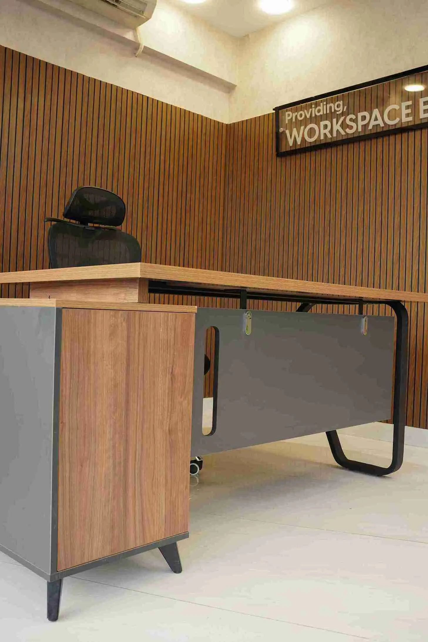 SLYN Manager Desk