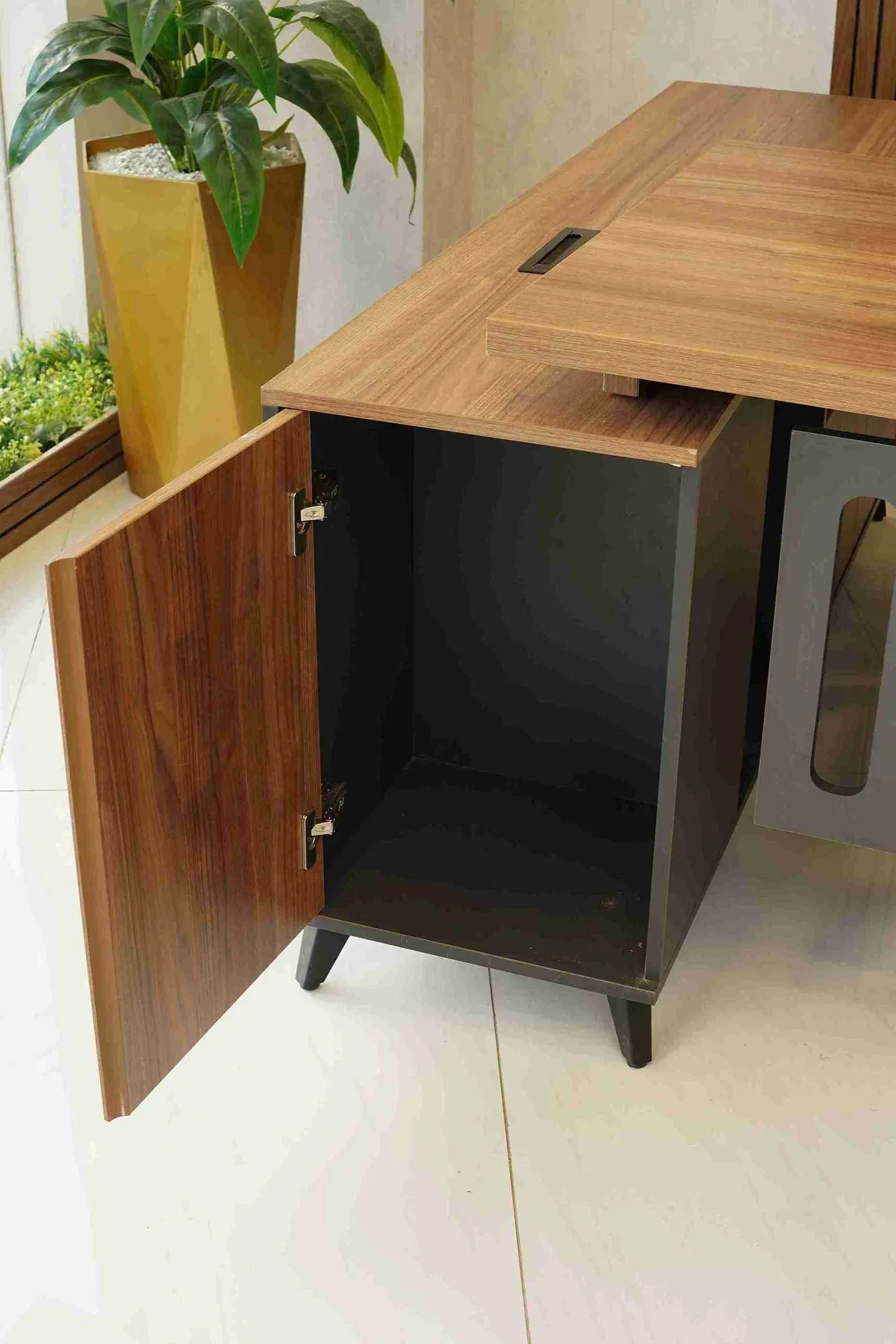 SLYN Manager Desk