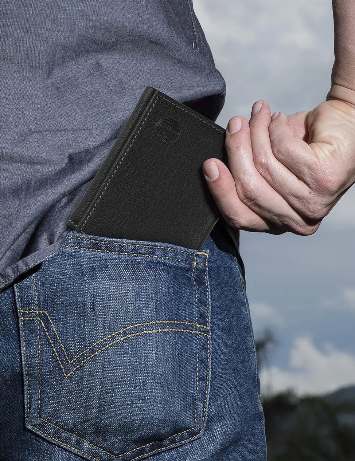 Timberland Men's Leather RFID Blocking Trifold Wallet, Black, One Size